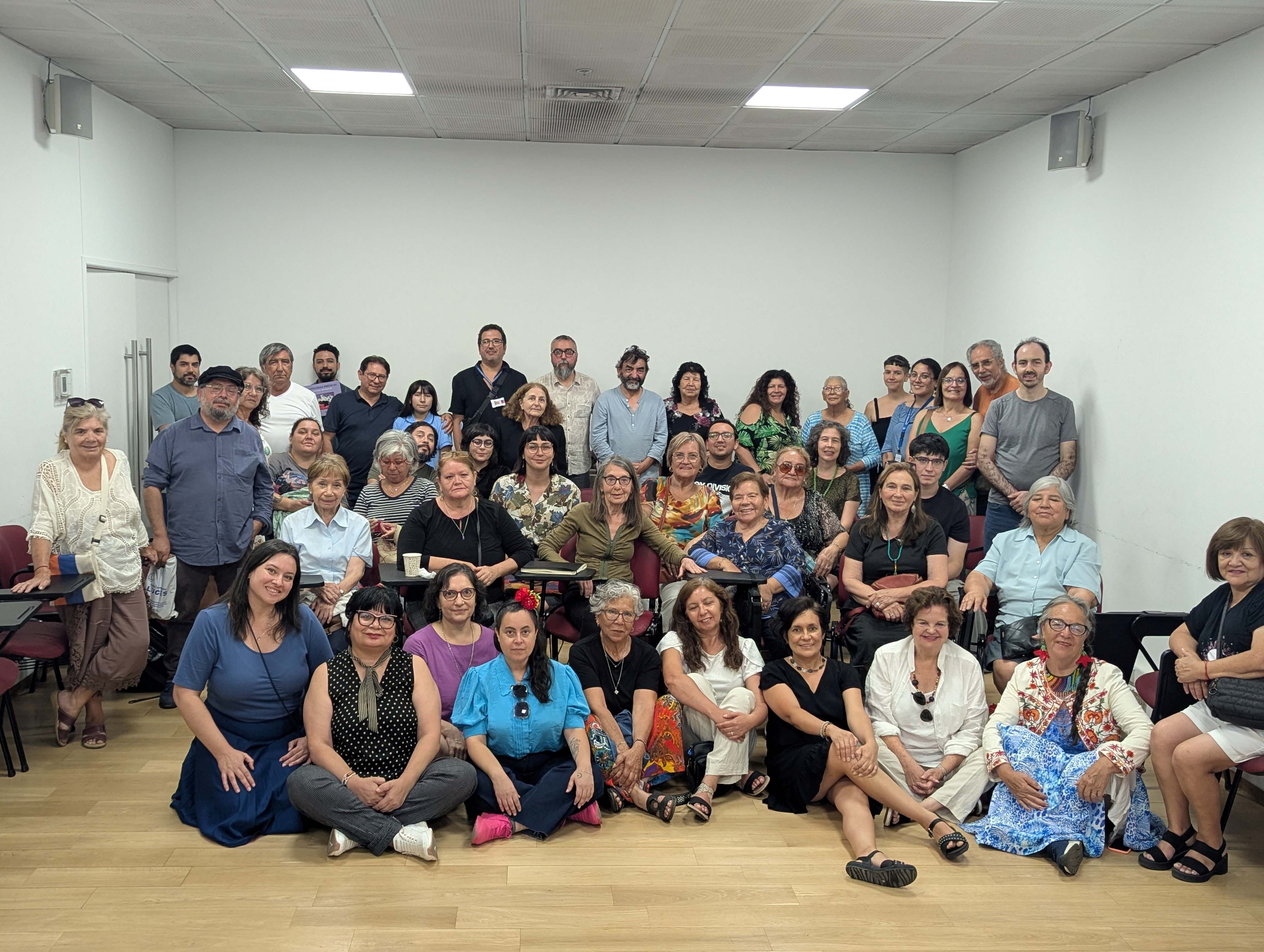 Group photo of Urdiendo Redes participants (Photo: Conflict Textiles)